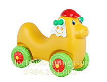 Bé ngồi xe con chó