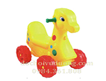 Bé ngồi xe con hươu
