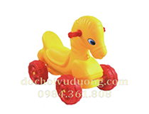 Bé ngồi xe con ngựa